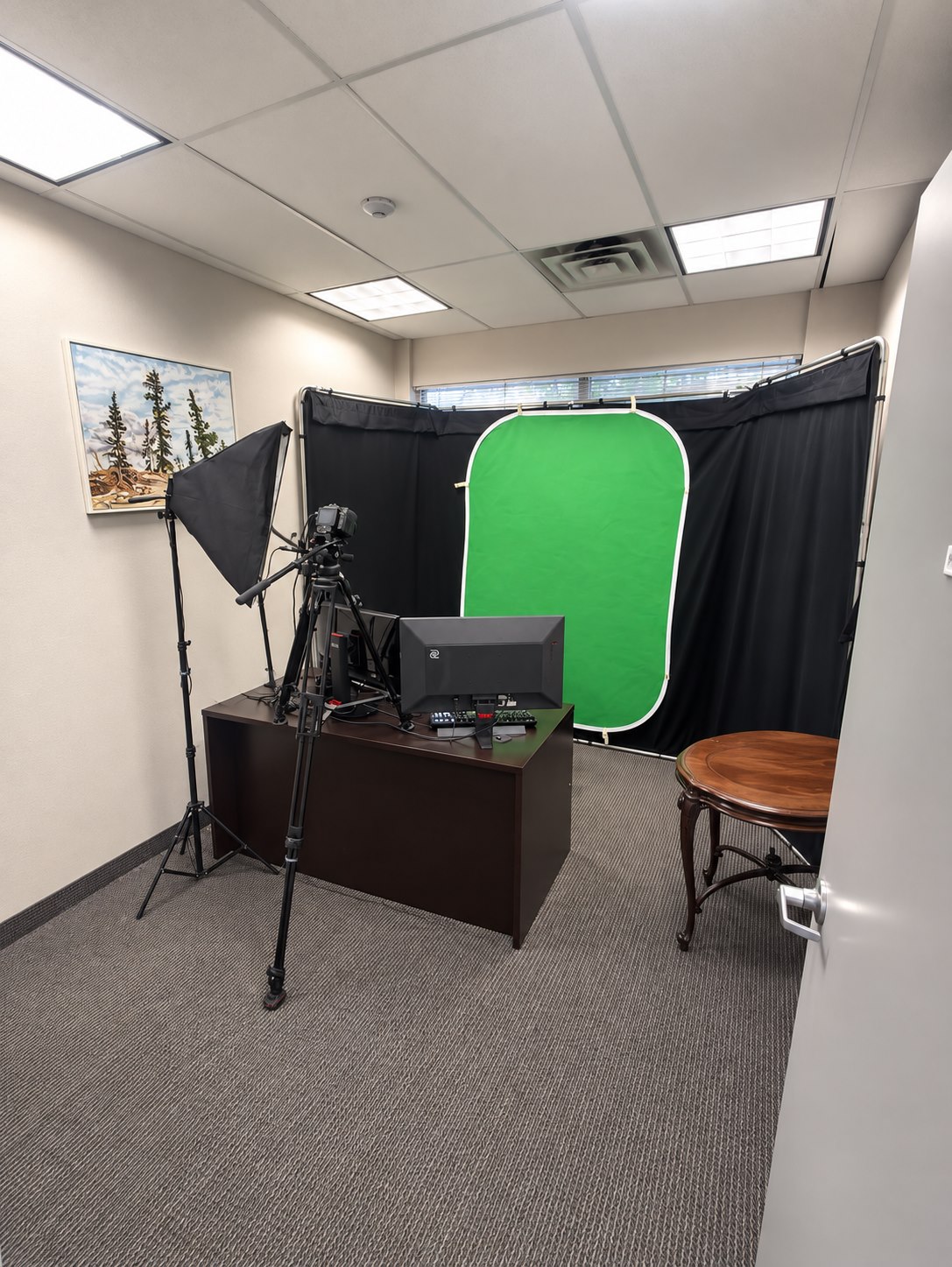 Solo Studio with green screen, camera, softbox light and monitor